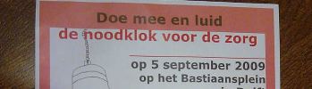 zorg luidt de noodklok, poster op tafel in een verpleegtehuis