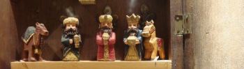 Kerststalletje op een kerststallententoonstelling. O, wat zou ik die graag willen hebben. Aan de buitenkant van het deurtje zit een spiegel.